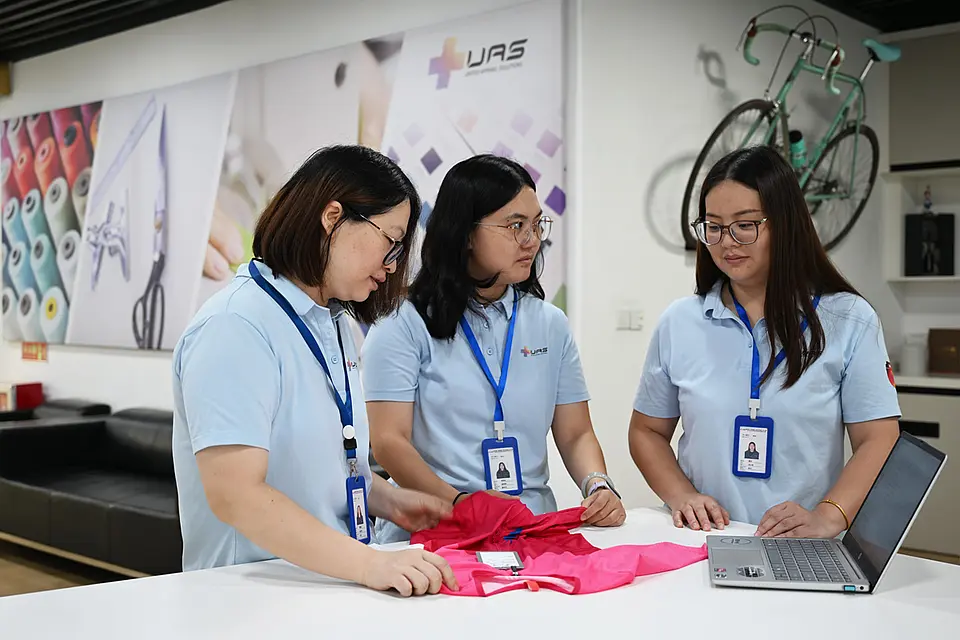 Mitarbeiter in der United Apparel Solutions Produktion