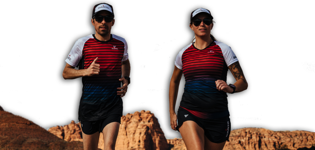 Zwei Personen in individuell gestalteten Laufshirts von CUORE