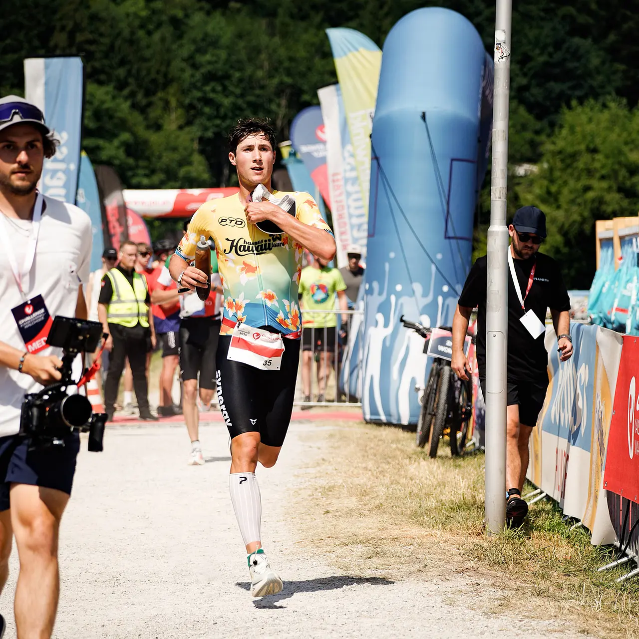 Finn Sattler von Hannes Hawaii Tours in einem custom tri suit from CUORE