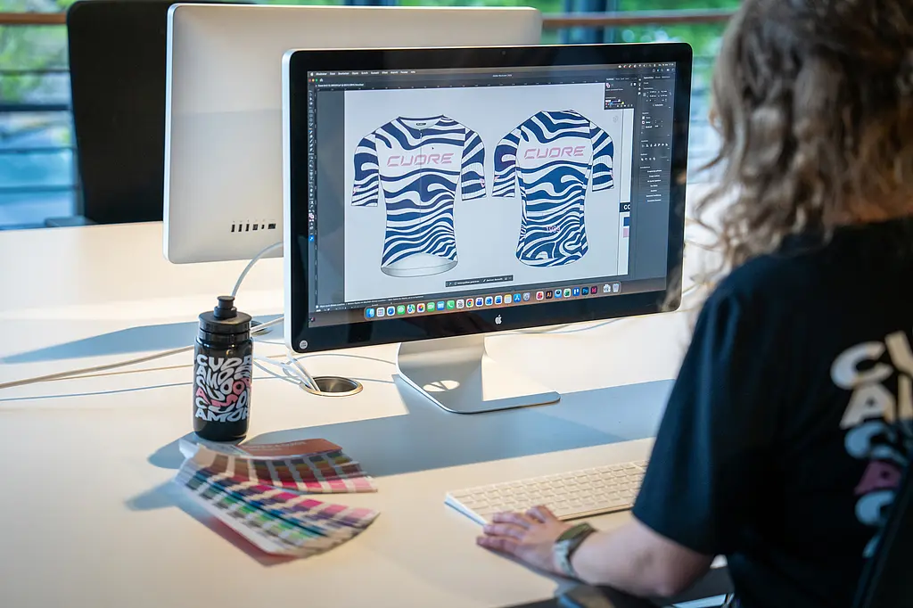 Ein Designer entwickelt ein individuelles Design für ein Radtrikot von CUORE