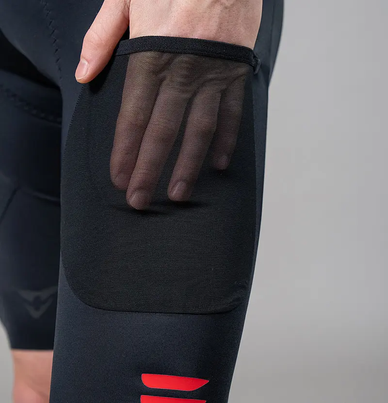 Mesh-Taschen an den Beinen