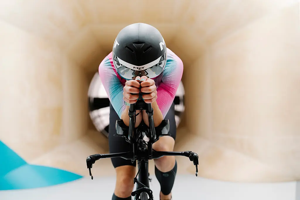 Triathlet in einem custom tri suit im Windtunnel